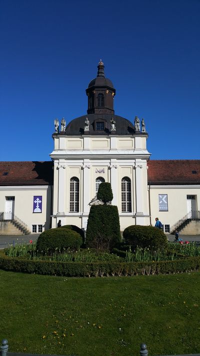Portalseite der Schlosskirche Köpenick an einem sonnigen Tag